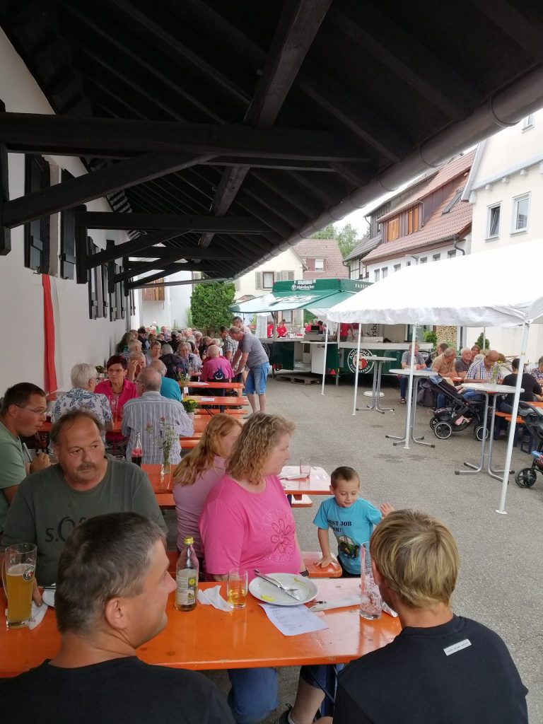 Kelterfest Besuchende auf dem Vorplatz