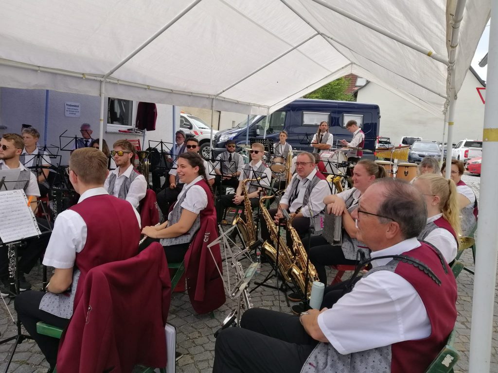 Kelterfest Besuchende auf dem Vorplatz