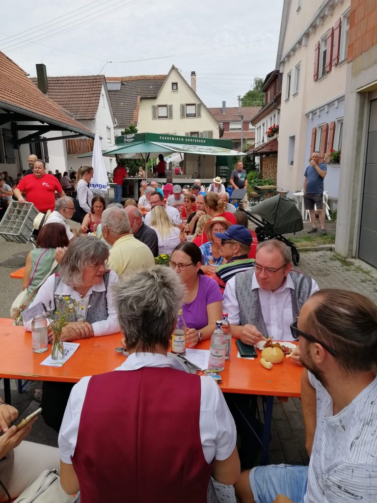 Kelterfest Besuchende auf dem Vorplatz
