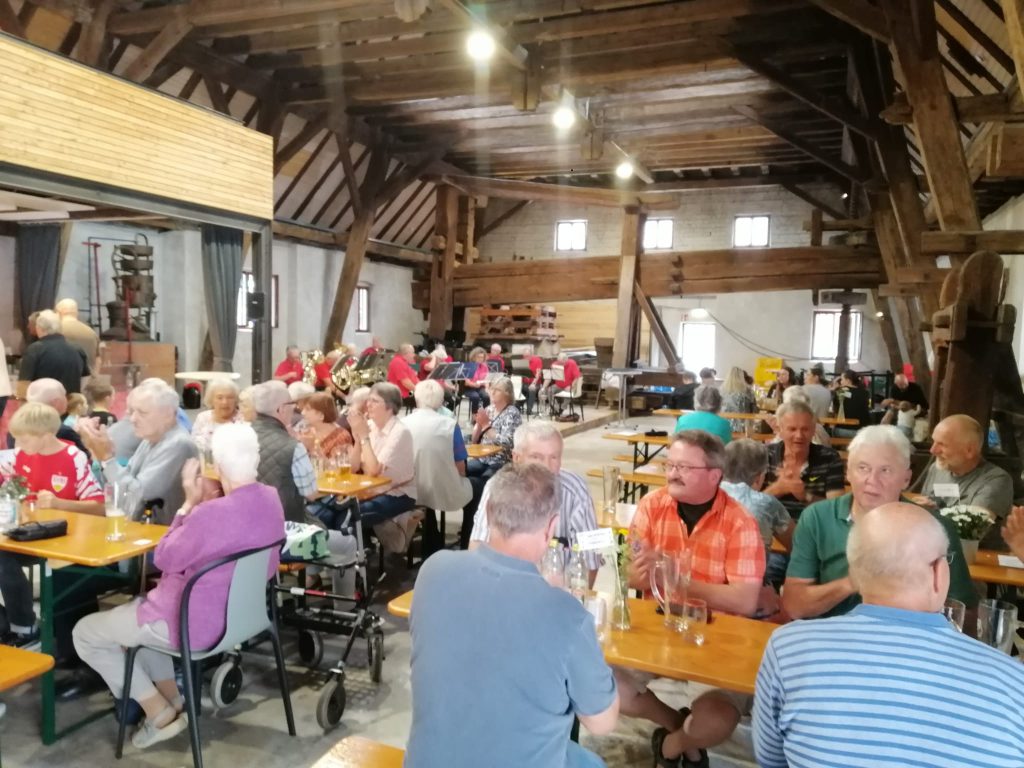 Kelterfest Besuchende auf dem Vorplatz