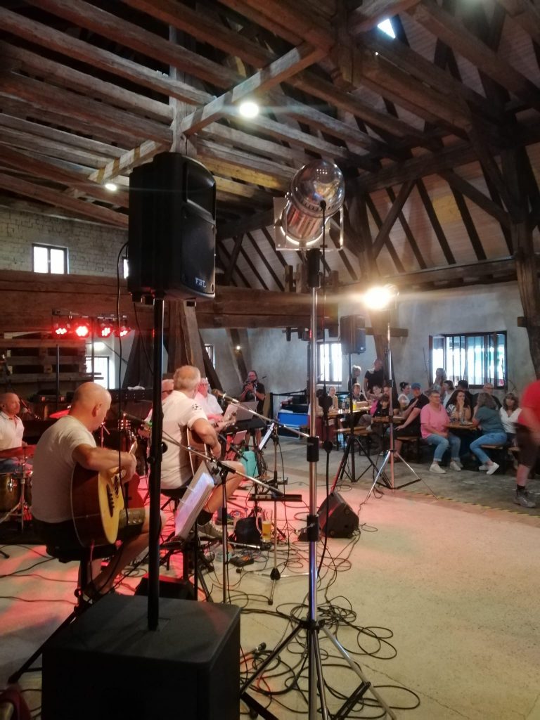 Kelterfest Besuchende auf dem Vorplatz