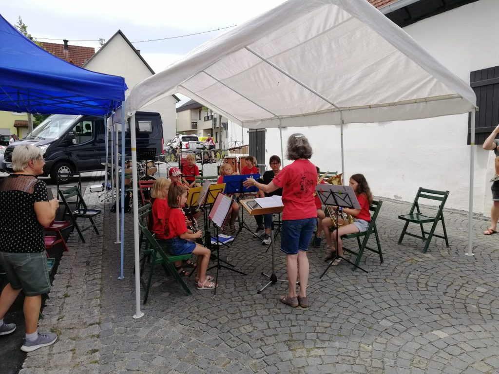 Kelterfest Besuchende auf dem Vorplatz