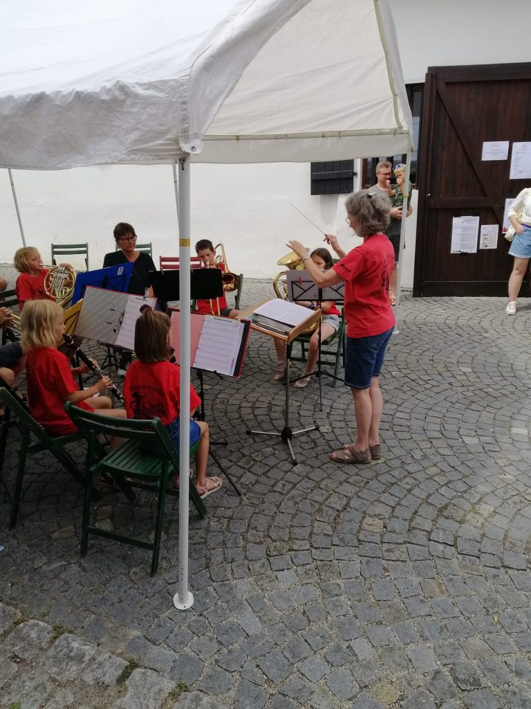 Kelterfest Besuchende auf dem Vorplatz