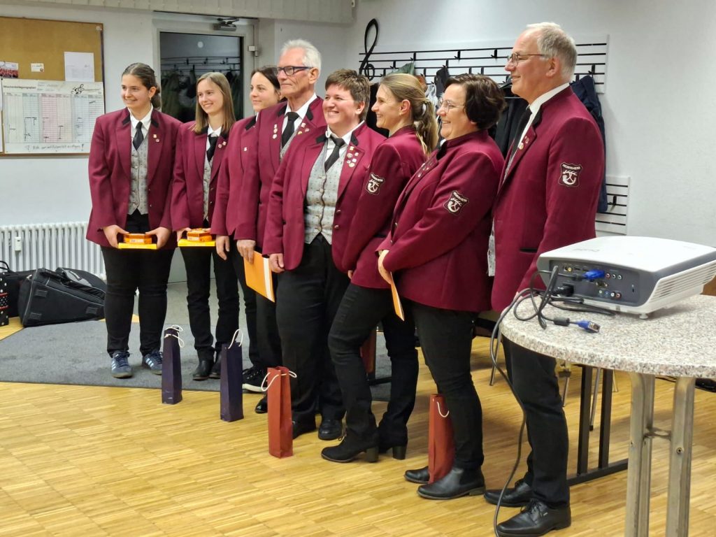 Die Geehrten stehen für ein Foto