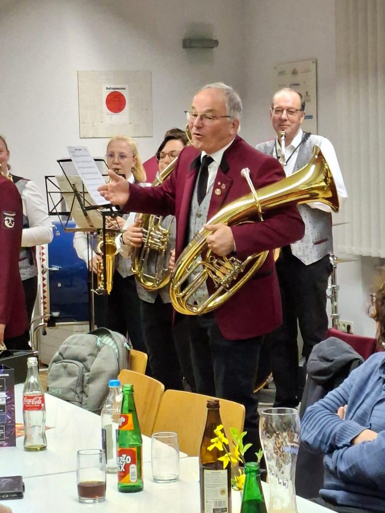 Der erste Vorsitzende hält eine Rede